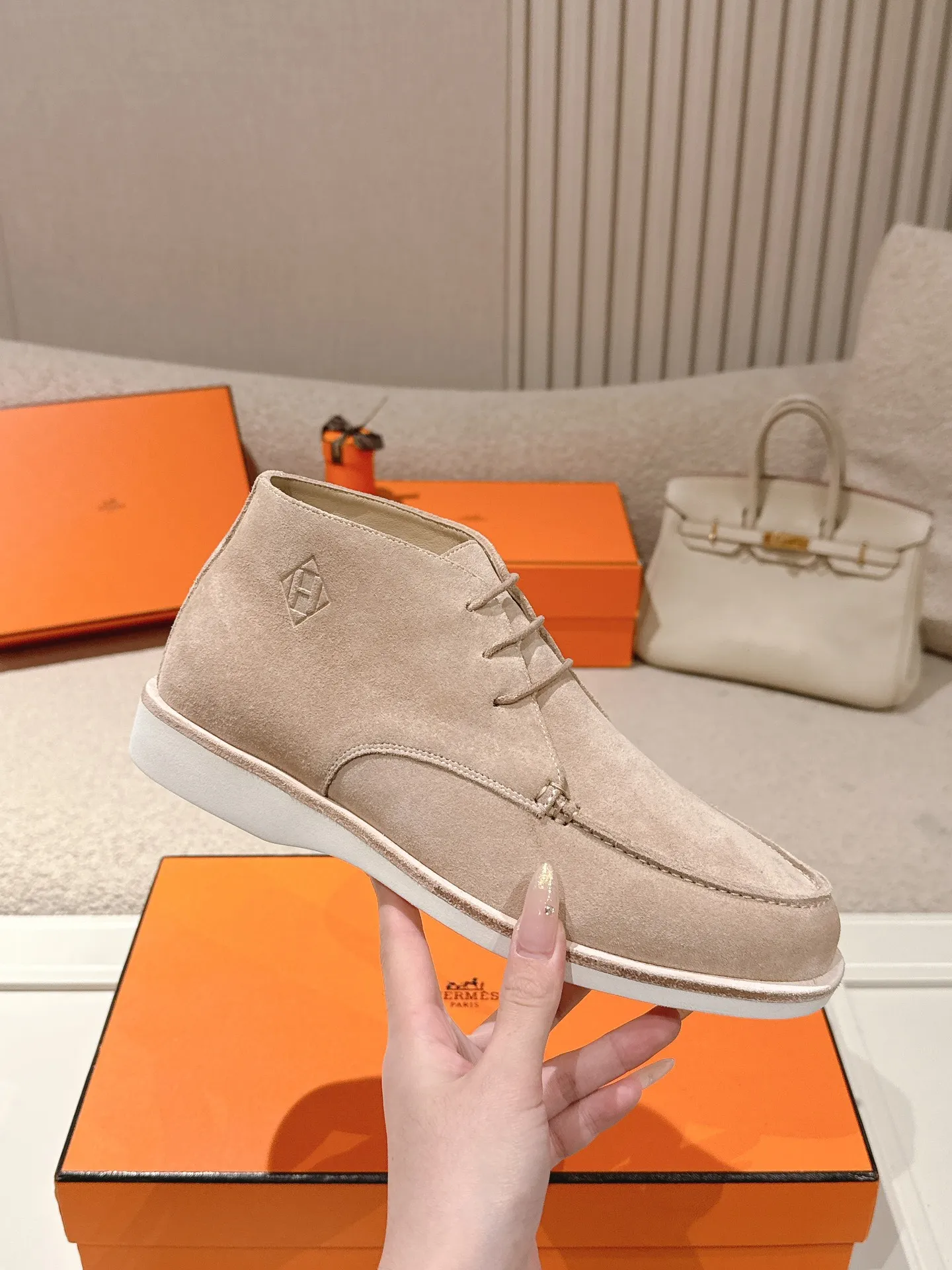Men's Men's Shoes 660💰 Hermes men's size #26ss calfskin derby shoes, decorated with signature "H Diamant" details for a stylish and casual style. Fabric: Cow suede Lining: Mixed sheep lining Outsole: Genuine leather welt + original TPU Bottom thickness: 3CM Code number: 39-45 (customized at 46.47)